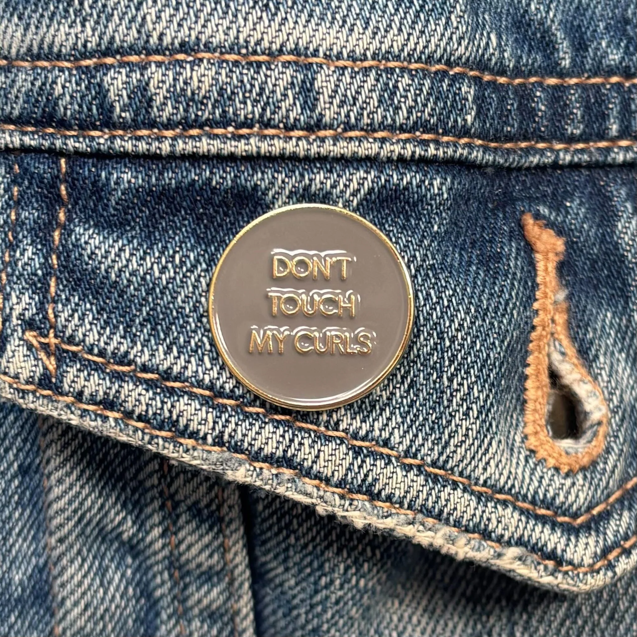 Only Curls Pin Badge - Don't Touch My Curls - Image 2